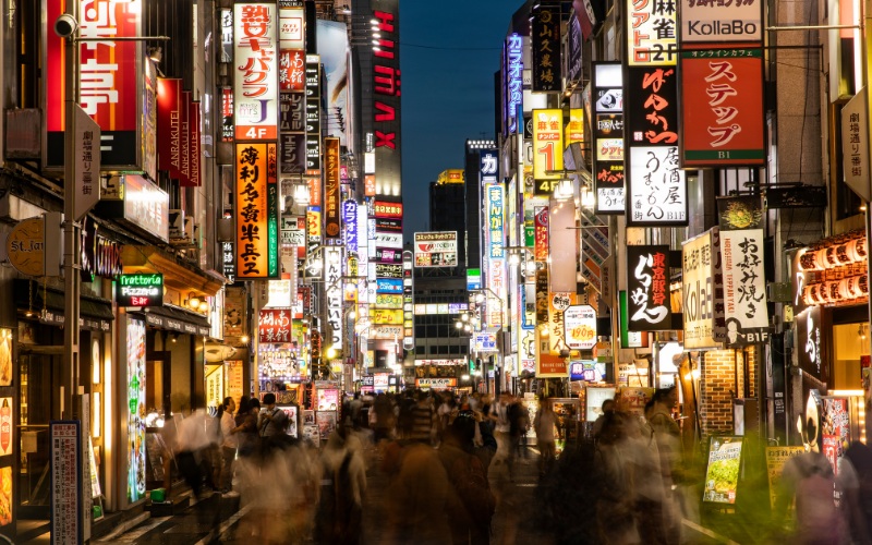 夜の繁華街